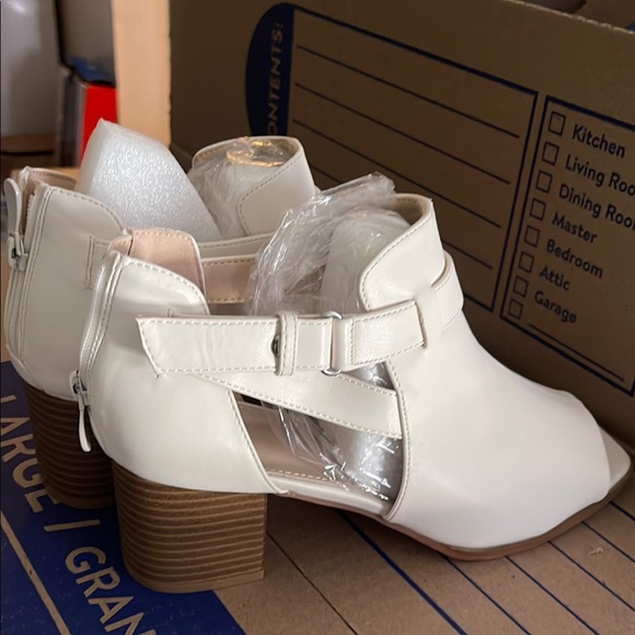 Cream Streamlined Heeled Boots with Modern Silhouette - Picture 5 of 6